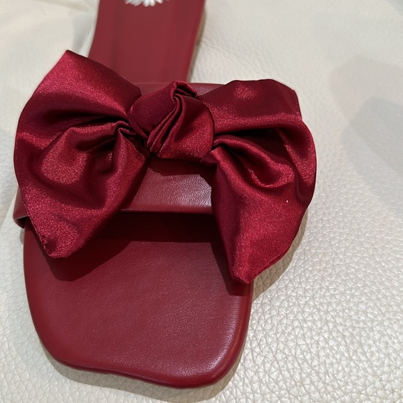 Red Slide Sandal with Big Bow design on the Toe area in size 6 - Picture 3 of 7
